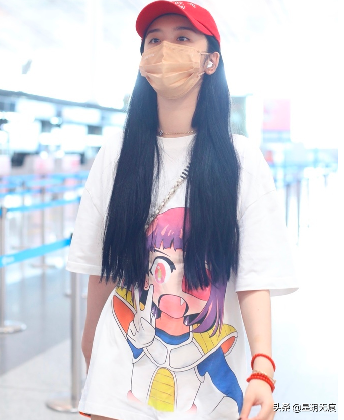 赵小棠戴红色棒球帽现身机场 穿白色长T搭配长筒袜好甜美