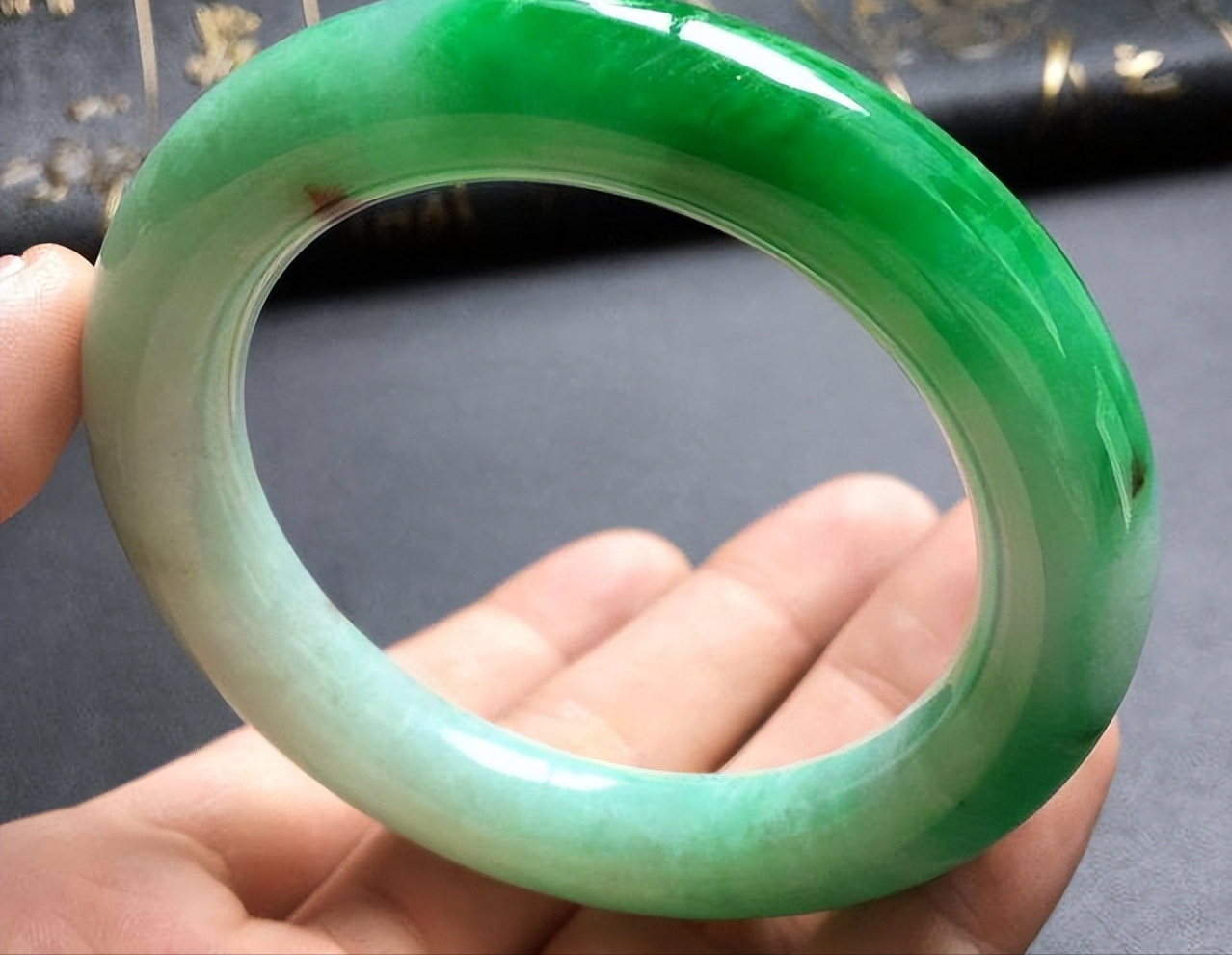 怎么判断翡翠是不是强酸泡过的(酸洗的翡翠镯子对身体一定有害吗?