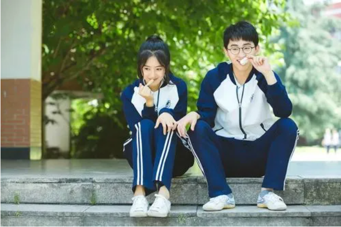 #后悔没谈一场校园恋爱# 现在的你真是后悔吗？真的遗憾吗？