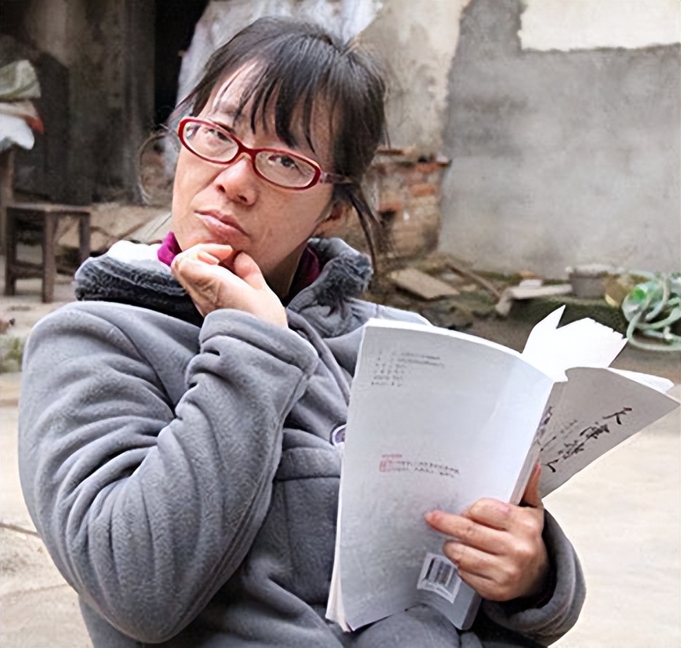 诗人余秀华：好不容易脱离苦海，转身又跳进火坑，图啥呢