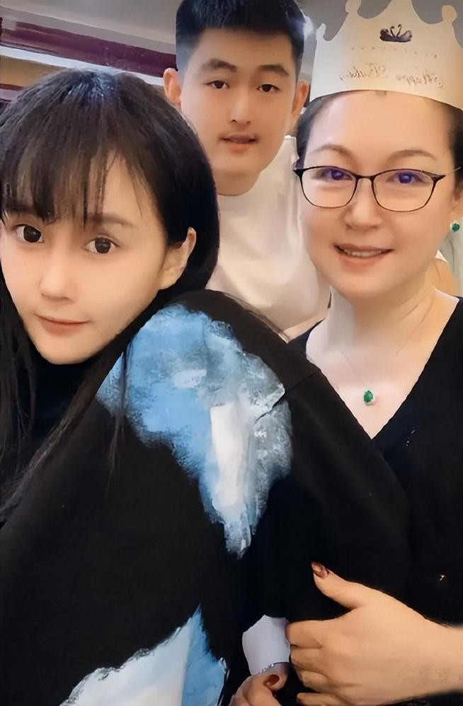 赵本山两任老婆曝光(赵本山娶了马丽娟后真的幸福吗?