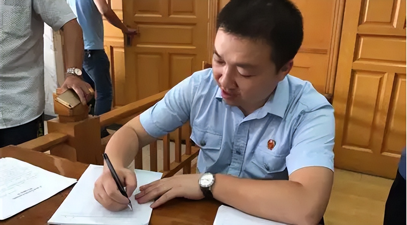 大学生迎“好消息”，基层就业有优惠，本科生每年最高补助1.2万