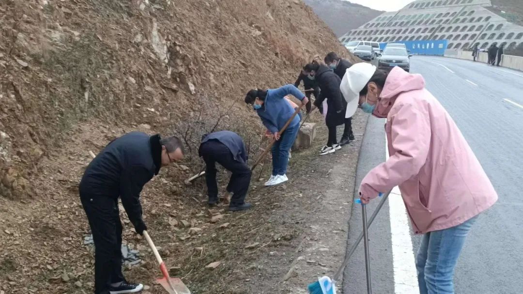 临潭县积极开展山水林田湖草沙系统治理和全县公路沿线集中整治活动