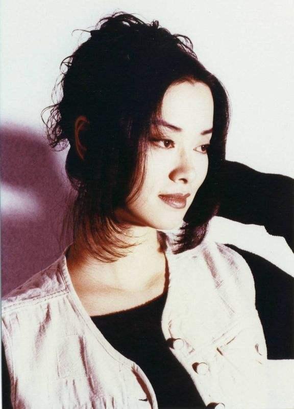 毛阿敏：40岁嫁百亿富商，43岁生二胎，58岁丈夫去世独自养2娃