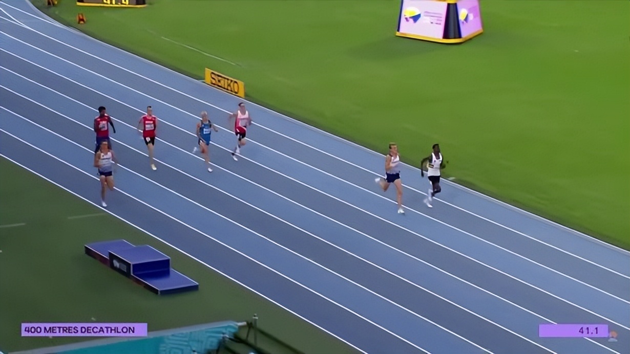 丁丁让比赛看起来很简单(意大利运动员400米冲刺时丁丁从短裤里露出来，获得倒数第一名)