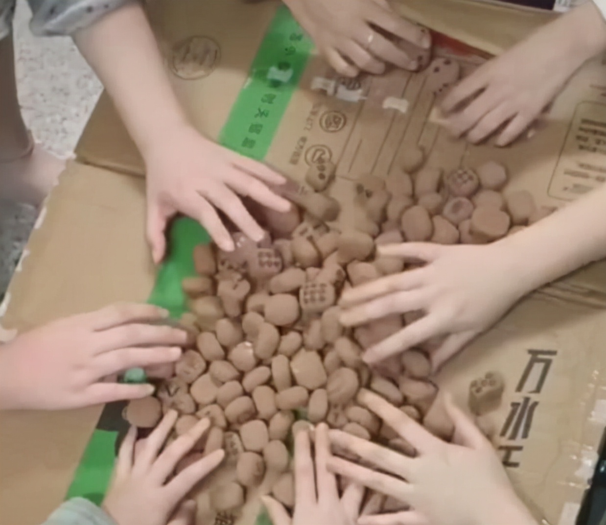 西安高校封校后，女大学生突发奇想自制麻将，网友：幺鸡是精髓