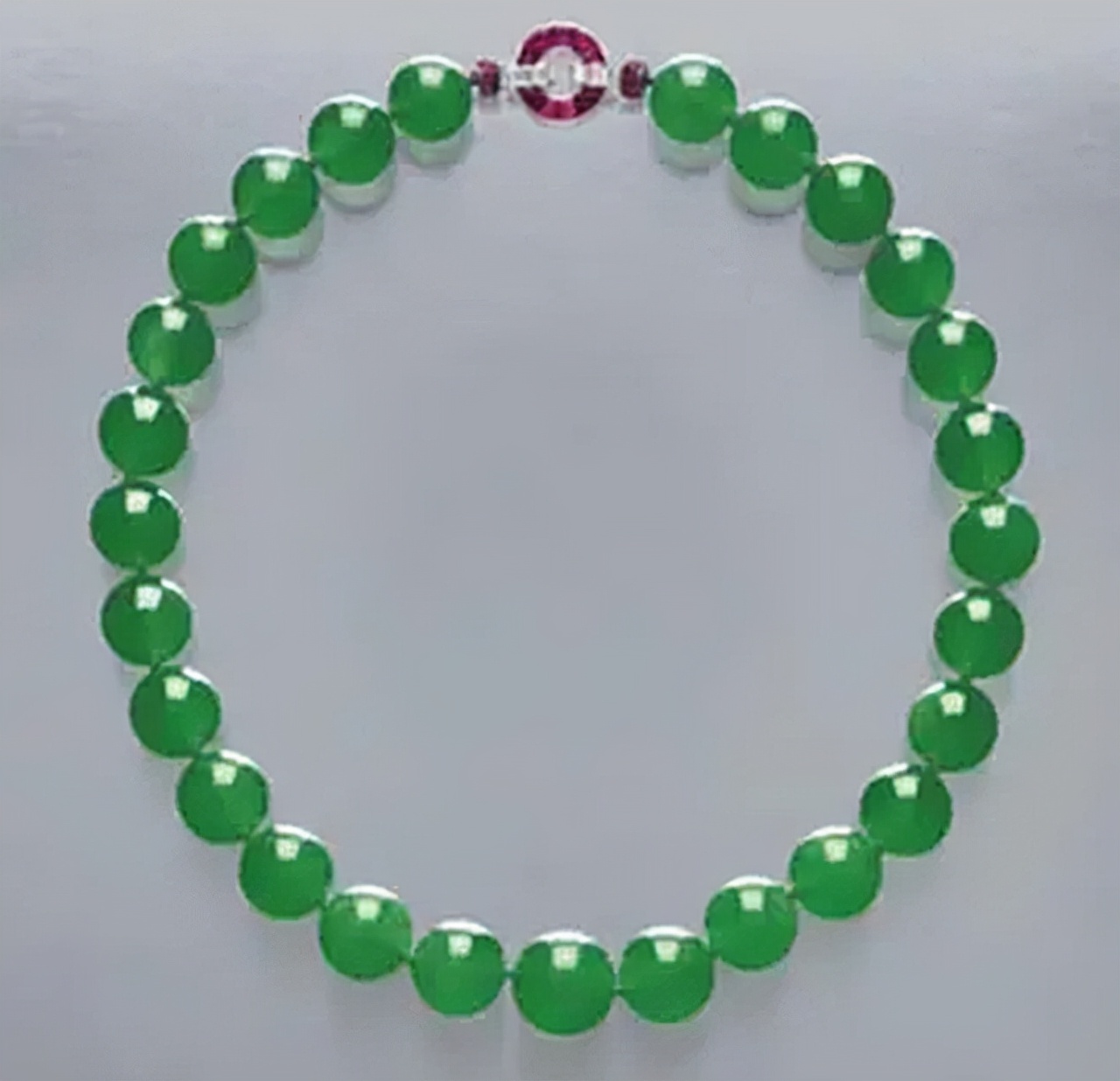 缅甸玉翡翠手镯(宋美龄价值2亿的麻花手镯,戴到离世:第一任主人仅花费