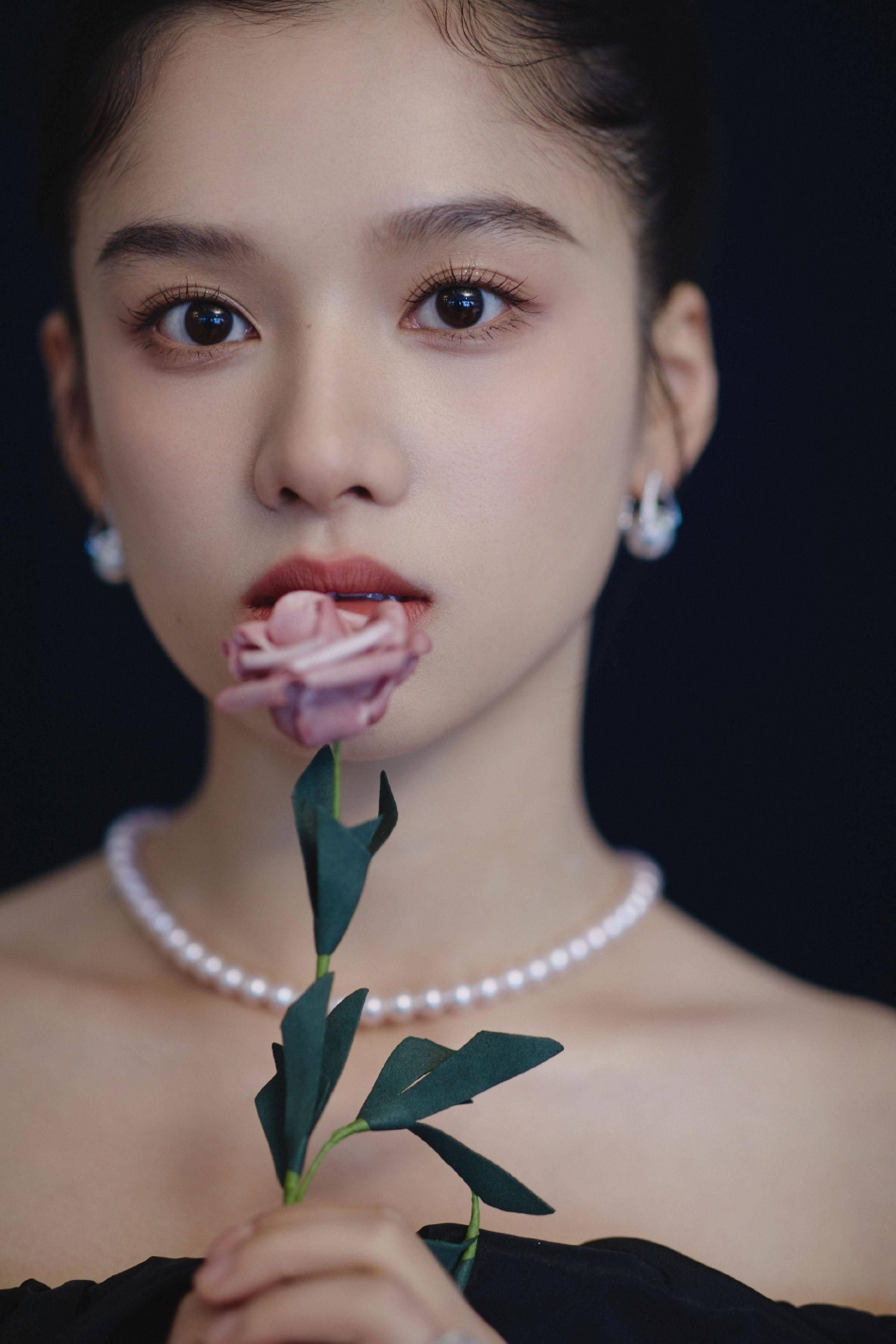 国泰民安脸!张婧仪复古造型写真