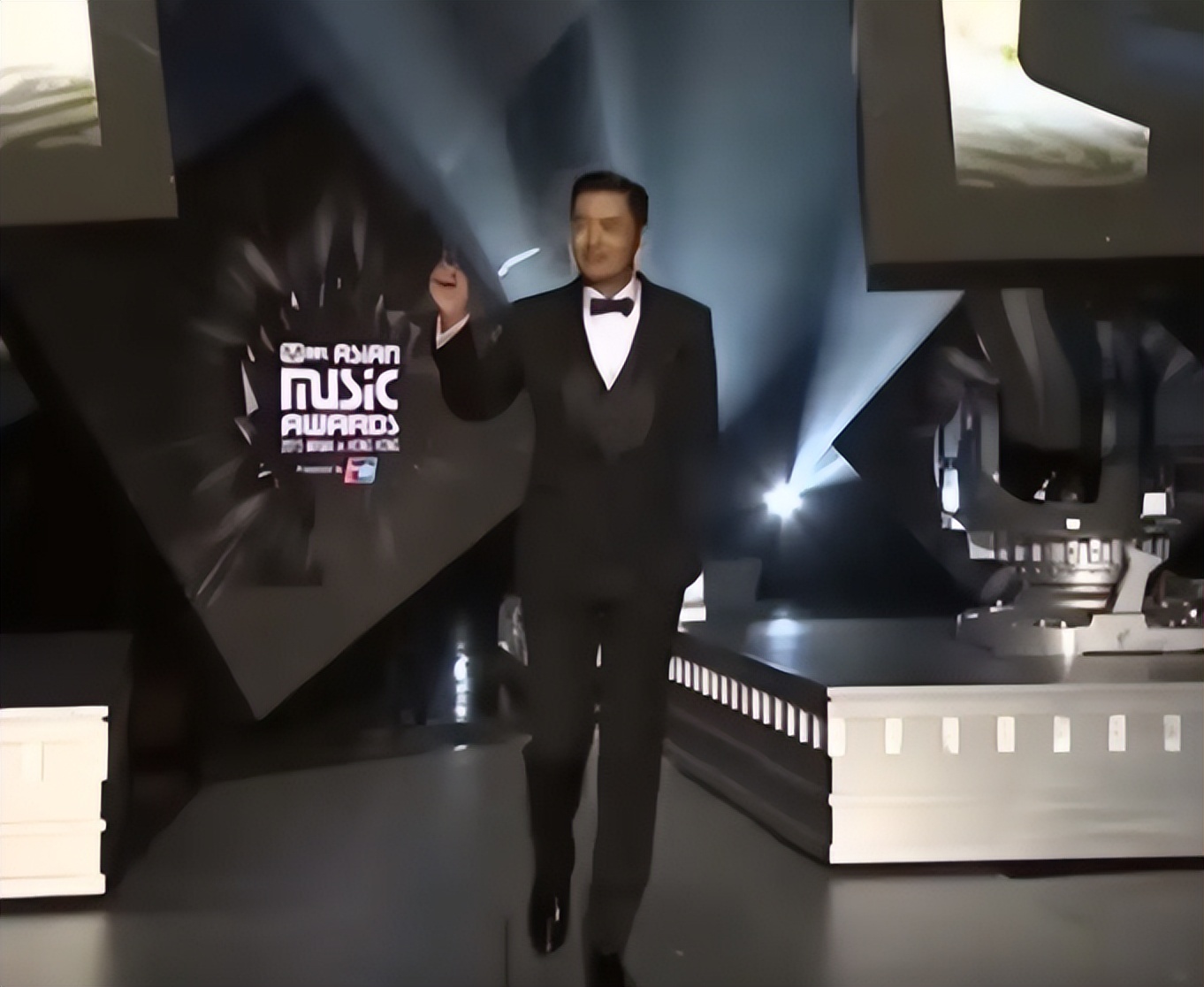 哪些明星去看了奧運會開幕式（中國天王震撼外國人瞬間：周潤發讓全場韓星起立致敬，成龍更長臉）