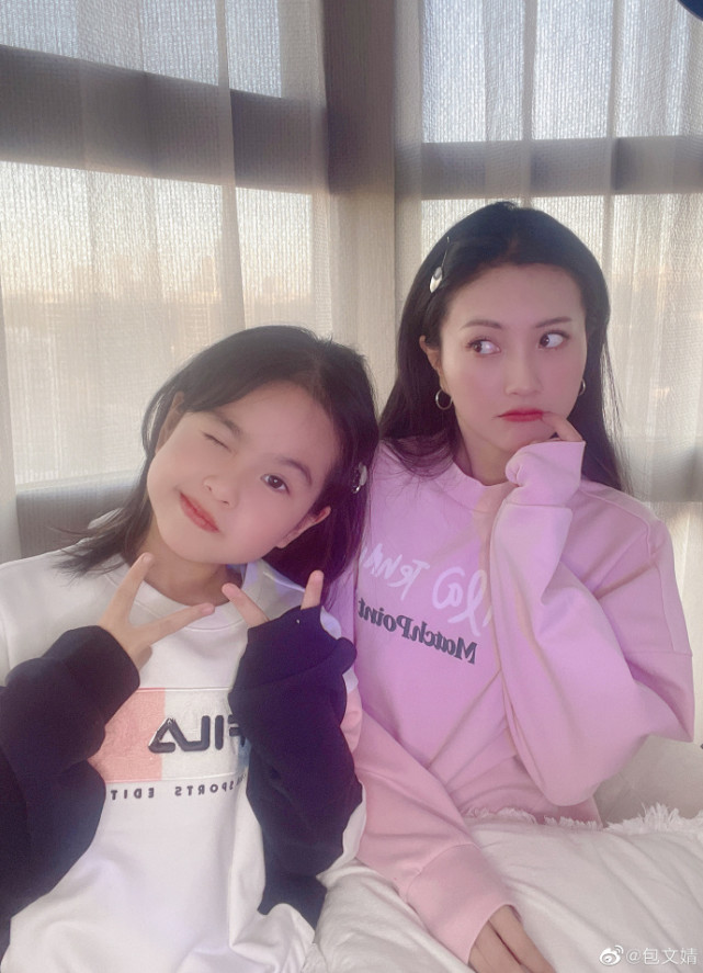 包文婧与女儿搞怪合拍，饺子花式凹造型星范足，妈妈成背景板