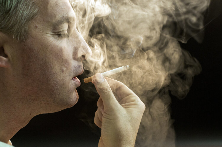 香烟里的尼古丁根本不致癌，吸烟有害健