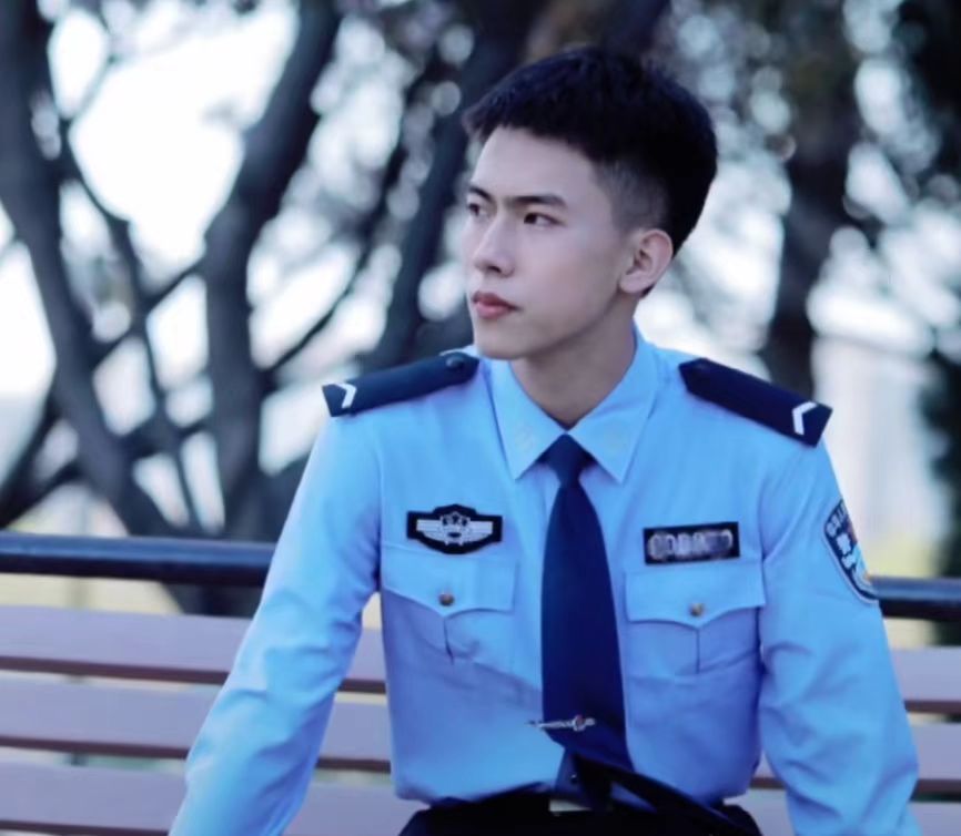 中国人民公安大学男生走红,身高1米8外形硬朗帅气,不愧是警校生