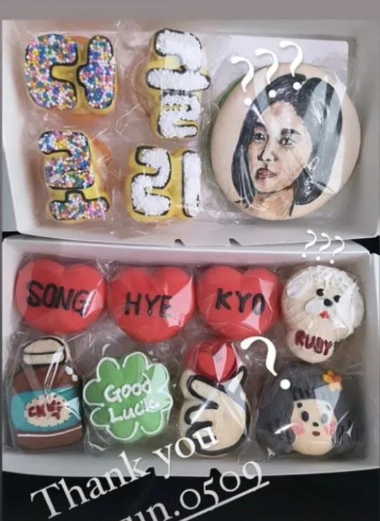 宋慧乔拍摄中收到友人礼物 近照依旧很靓