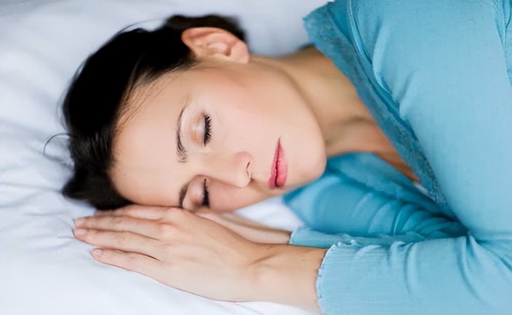 睡到凌晨，嘴巴容易发干是怎么了？是因为体内缺水？有这4种原因