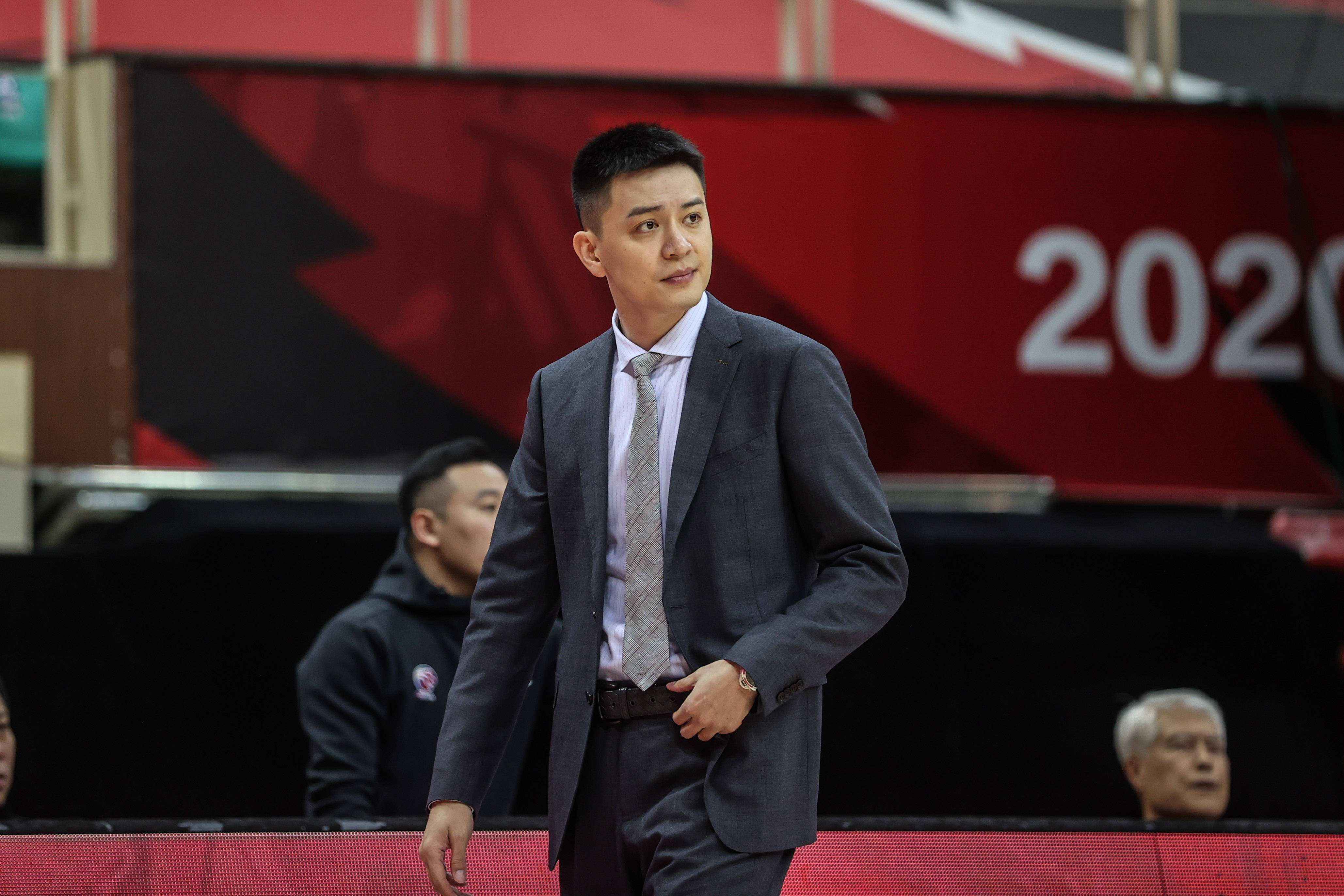 另外司职控球后卫,是现任的cba辽宁男篮主教练 ,并且是东北大学的常客