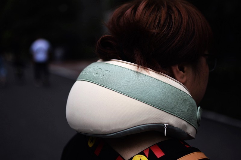 按摩热敷 舒适解疲 siaasoo象术颈椎按摩器