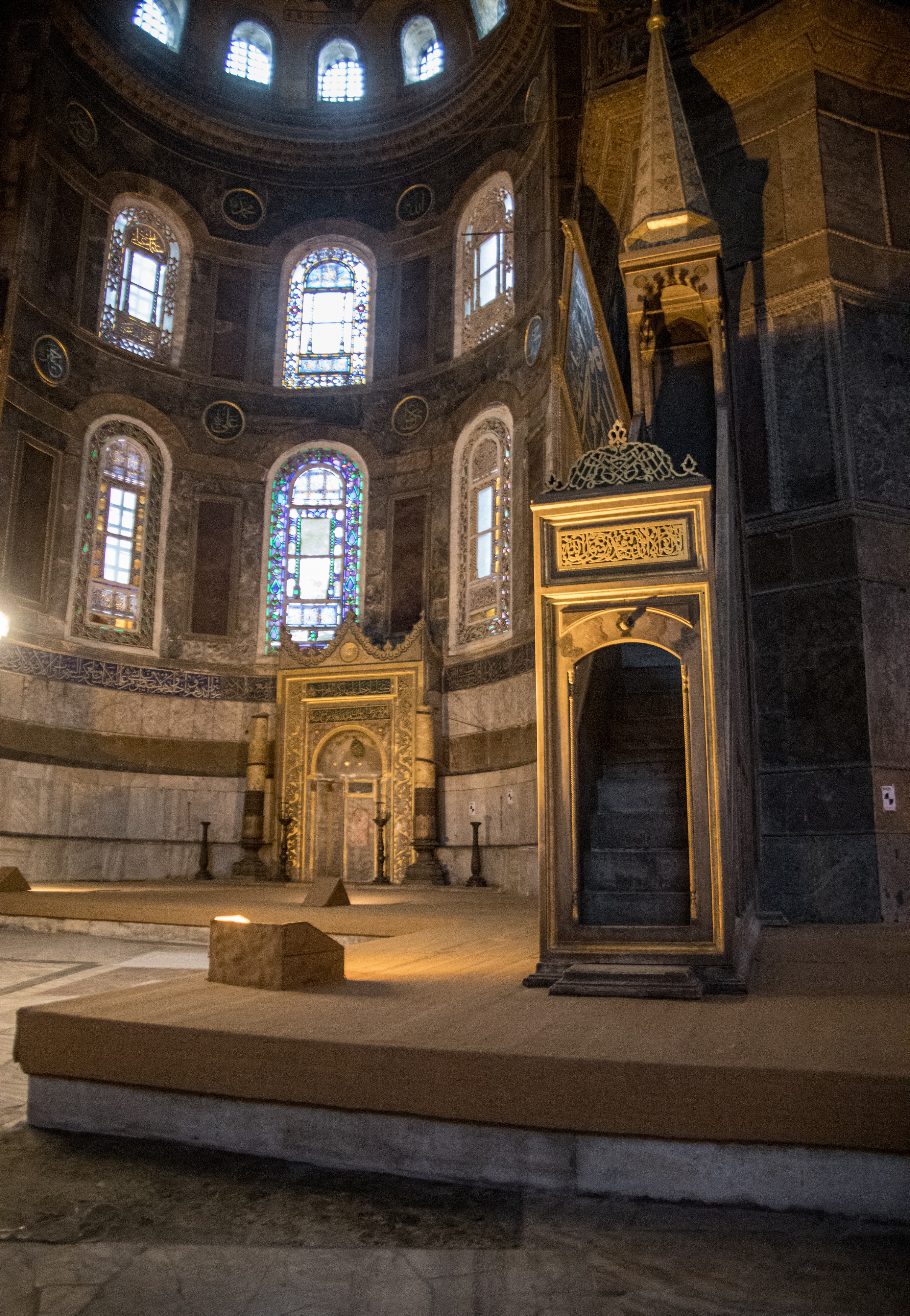 顶上的圣母像教堂里的猫吊顶1935年这座随着土耳其世俗化的推动,圣