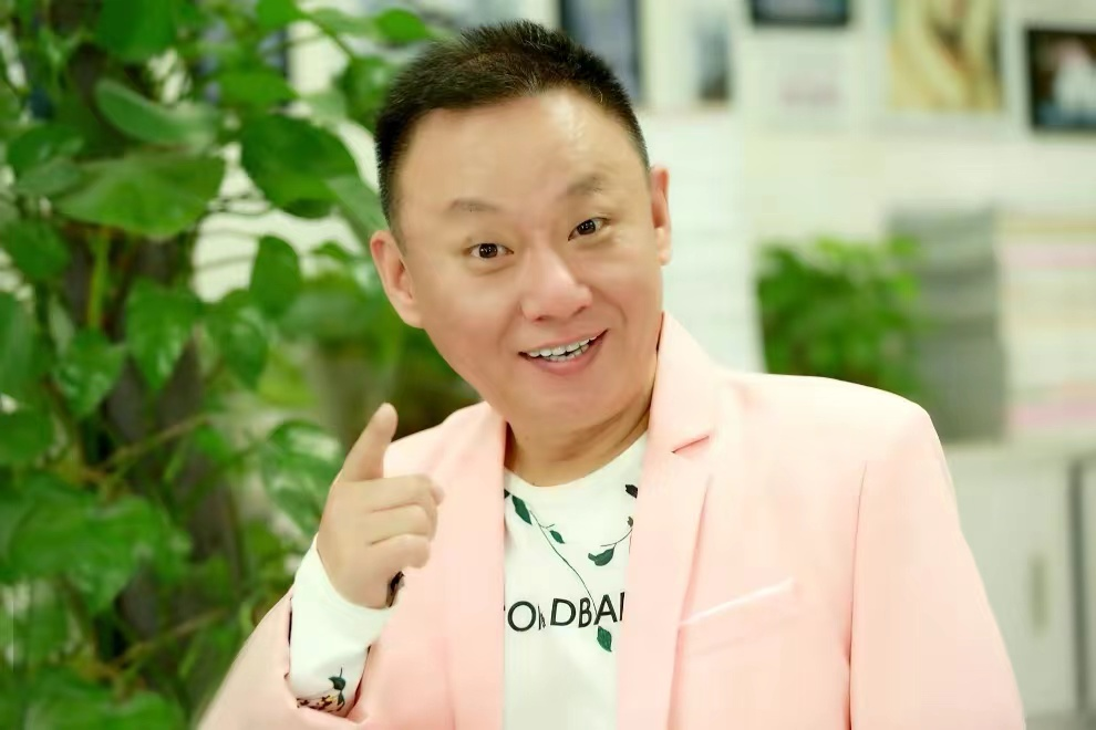 54岁知名喜剧演员罕露面！满脸皱纹挺大肚，街头与人争执表情严肃