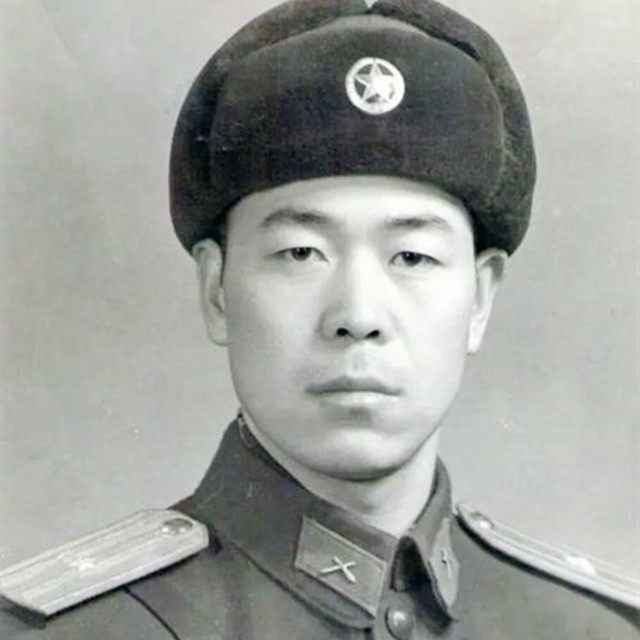 大校营长岳振华，开国元帅排队轮流敬酒，全营官兵吃烤鸭吃到腻