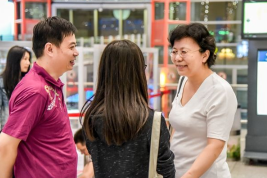 女大学生开学返校，行李箱塞满几十瓶牛奶，引发评论区网友共鸣