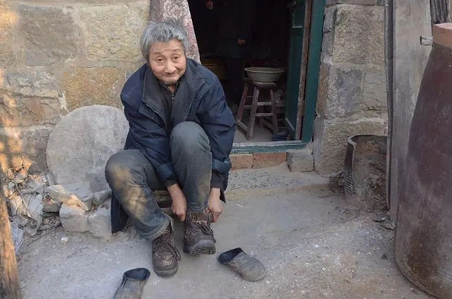 山東農民助学扶老近50年，儿子在厨房结婚洞房，却只觉得亏欠妻子