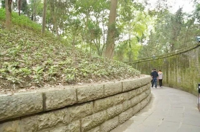 1995年，四川一山丘常年寒气逼人，考古队赶来查探