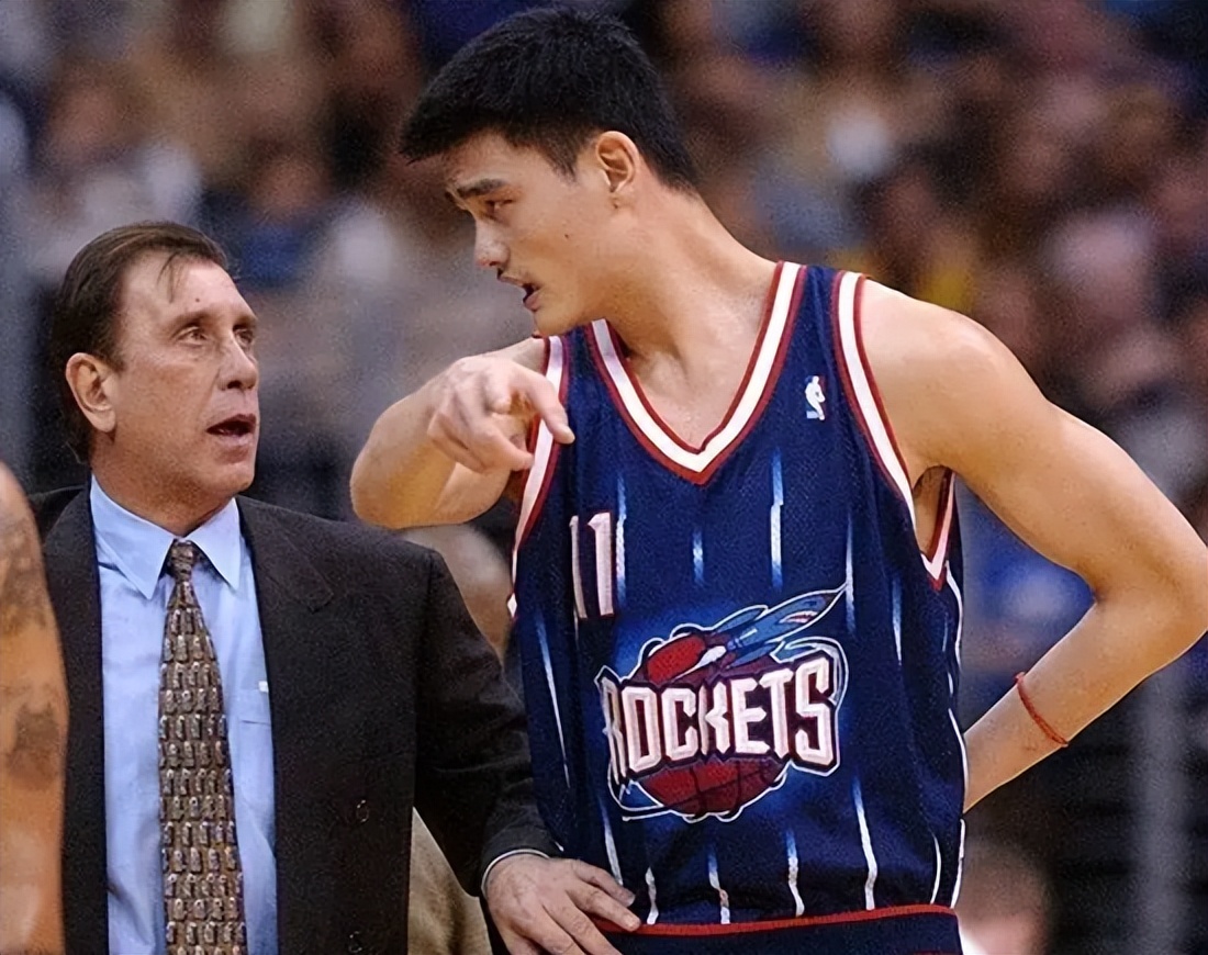 篮球记录表中的犯规符号("看,休斯敦火箭队换上了来自上海的11号,姚明