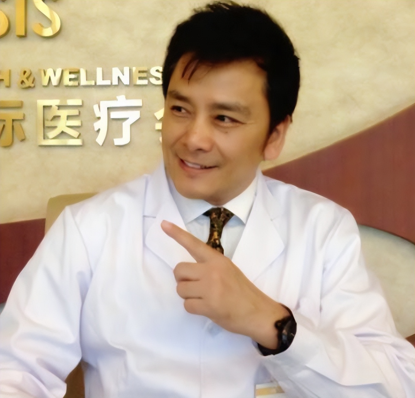 8位红极一时的央视主持人现状，61岁未婚，直播带货，身家过亿