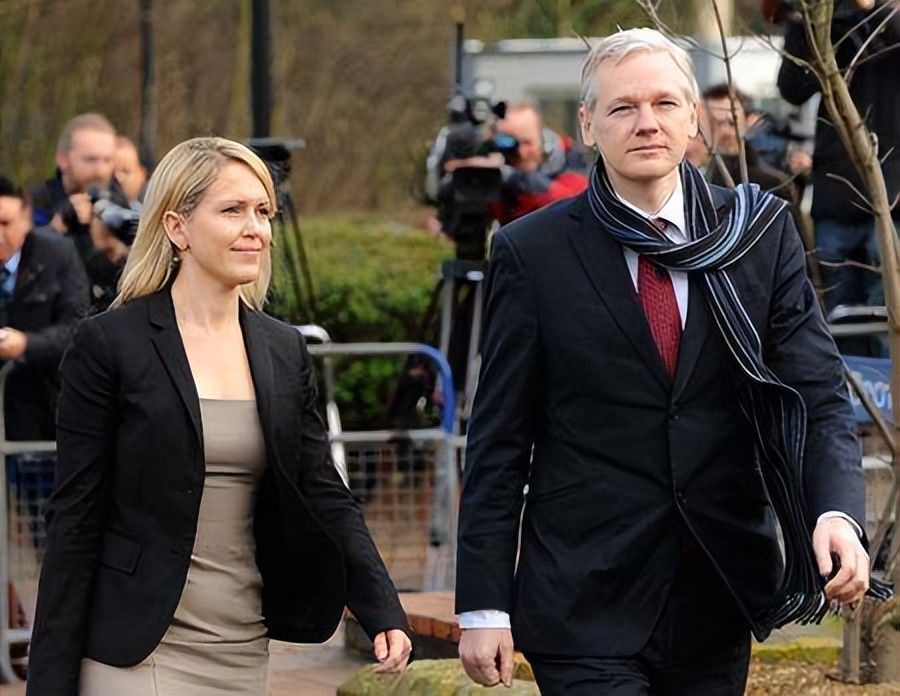 曝光美国大量黑料，掀翻希拉里，他是被美国全球通缉的顶级黑客