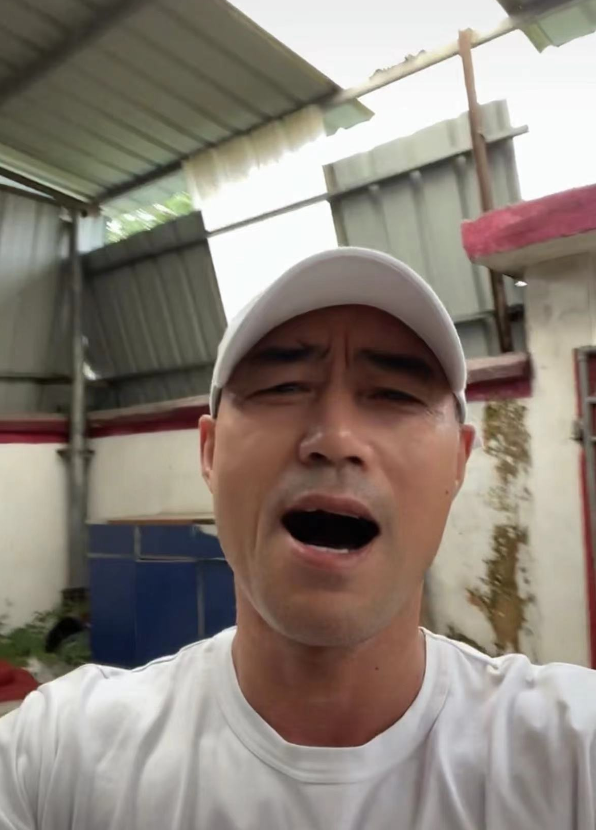 终于回到河南(旭日阳刚王旭回河南老家探亲，乍一看像是一个大型的杂货间，王旭独自一人回到老家探亲，还一度登上了春晚的舞台，许多家具都已经出现了破损的痕迹，终于可以回来看看了。他经常录制视频，屋顶破损严重)