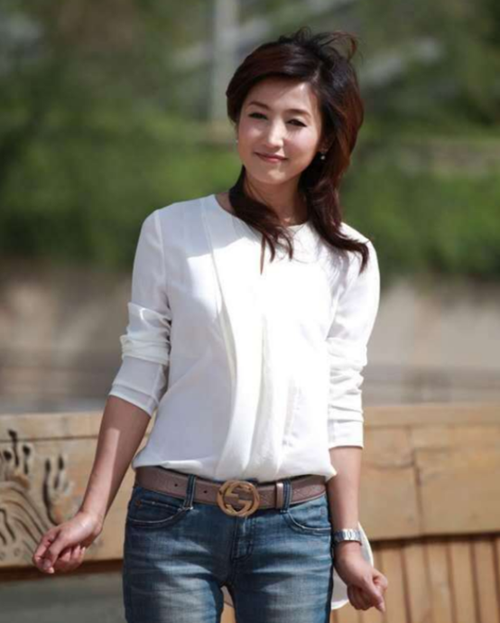 央视主持人刚强:娶二婚春妮为妻,43岁当了爸爸,今一家3口幸福美满