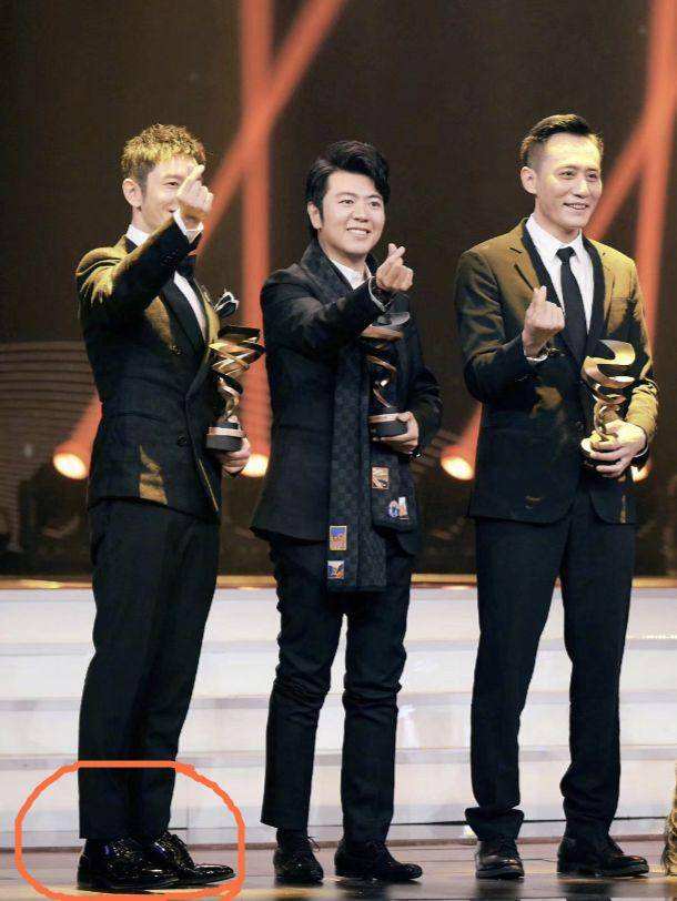 在声音最大的时候他还和杜海涛在节目战场比身高,力争身高没有水分.