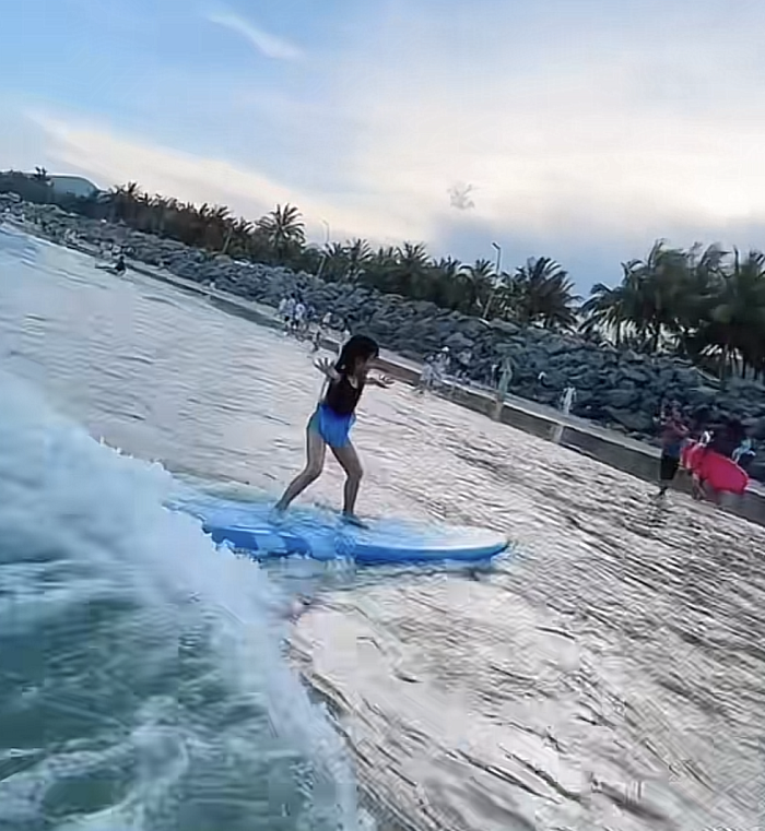 陈浩民蒋丽莎夫妇带四娃游玩，海边冲浪画面温馨，四个孩子颜值高