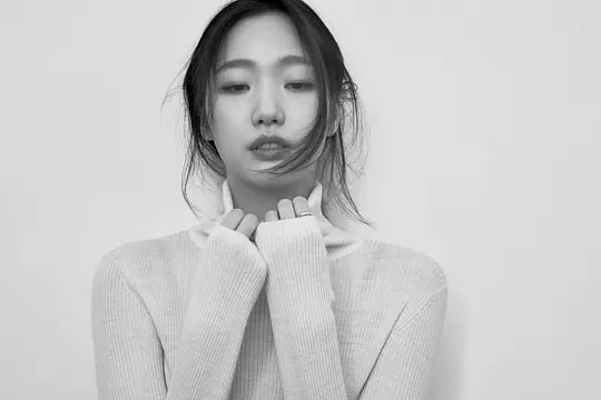 她的中文水平达10级，凭借“尺度片”得到认可，不惜为戏增重8斤