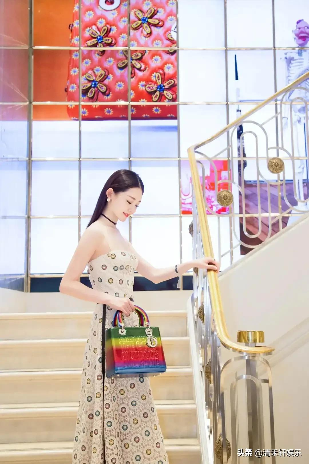 苗苗长发披肩时，更温婉动人。羡慕郑恺，娶到漂亮的老婆回家