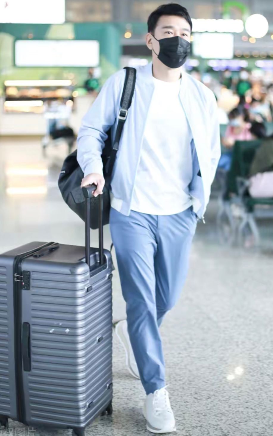 男人到中年气质最重要，基础款学王耀庆这么穿，一看就是有钱人