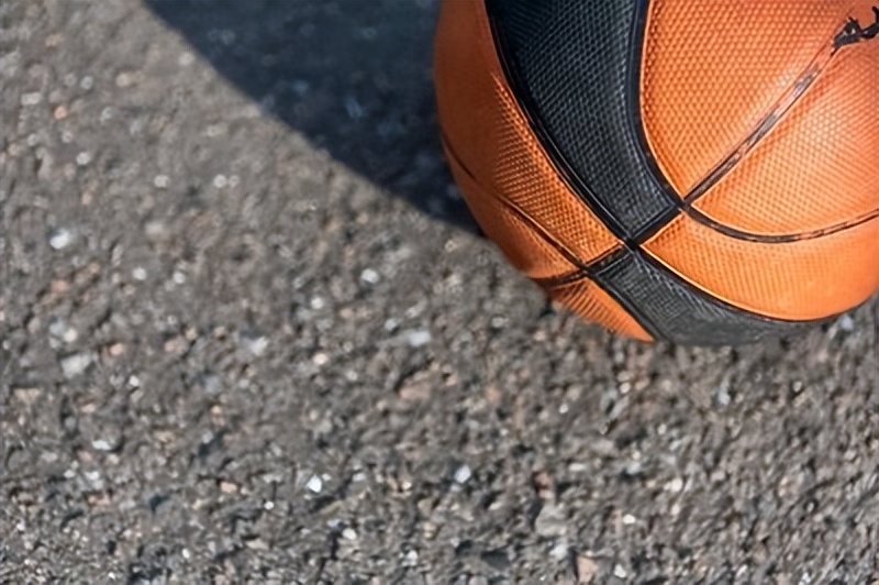 打篮球时鞋子的哪些部位最容易坏（篮球上为什么会有八条黑线原因？）