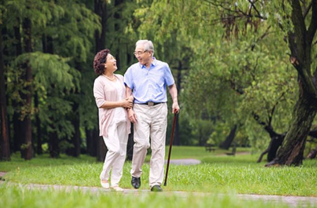 送给孝顺的儿女们，老人怎么买保险？