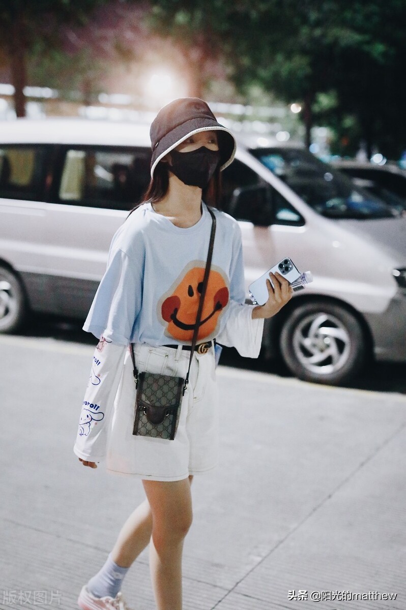 吕小雨穿短T搭短裤现身机场，戴渔夫帽清纯可爱