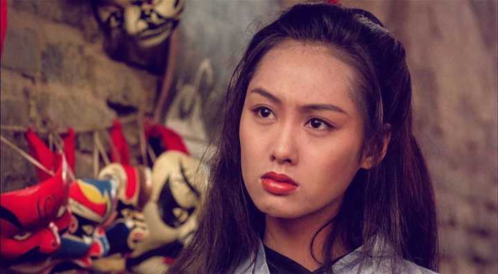 "紫霞仙子"现状:52岁住深山残屋,开97年破车,却说自己很享受