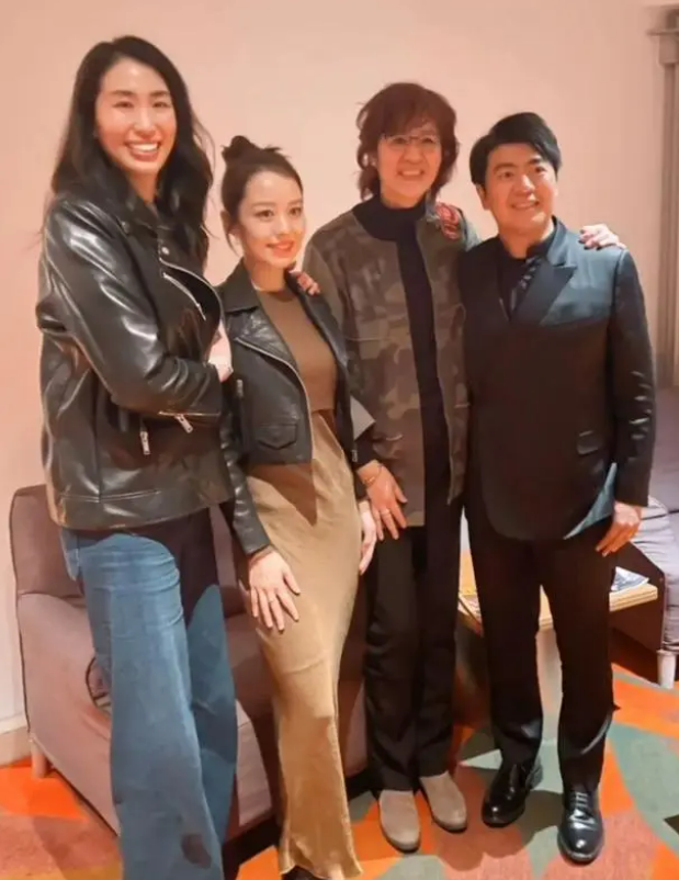 61岁郎平学校引围观！穿平底鞋比男生高一截，一双筷子腿十分抢镜