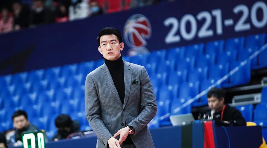 cba教练骂街合集（只差一步进决赛的教练，竟被球迷狂喊下课）