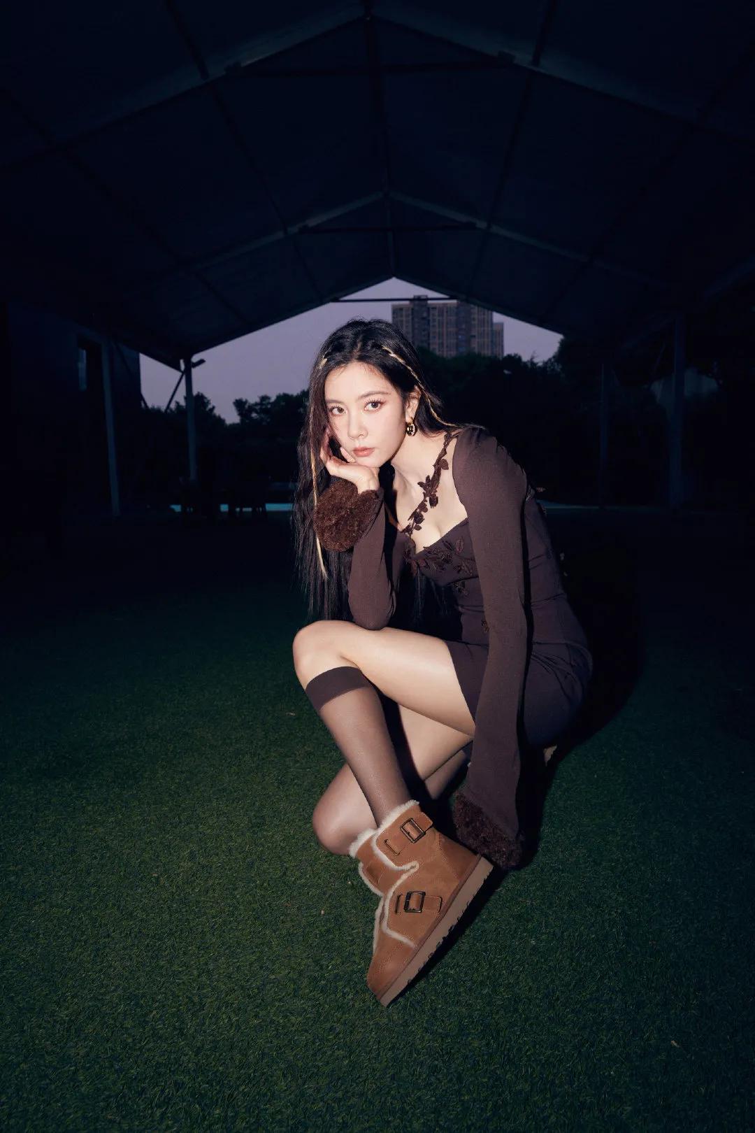 宋妍霏辣妹夜色写真,棕色刺绣吊带紧身裙搭配雪地靴,身材火辣