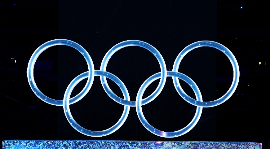 太美了吧！北京冬季奥运会开幕式：冰脚带狮子舞队登场，会场悬挂国旗。
