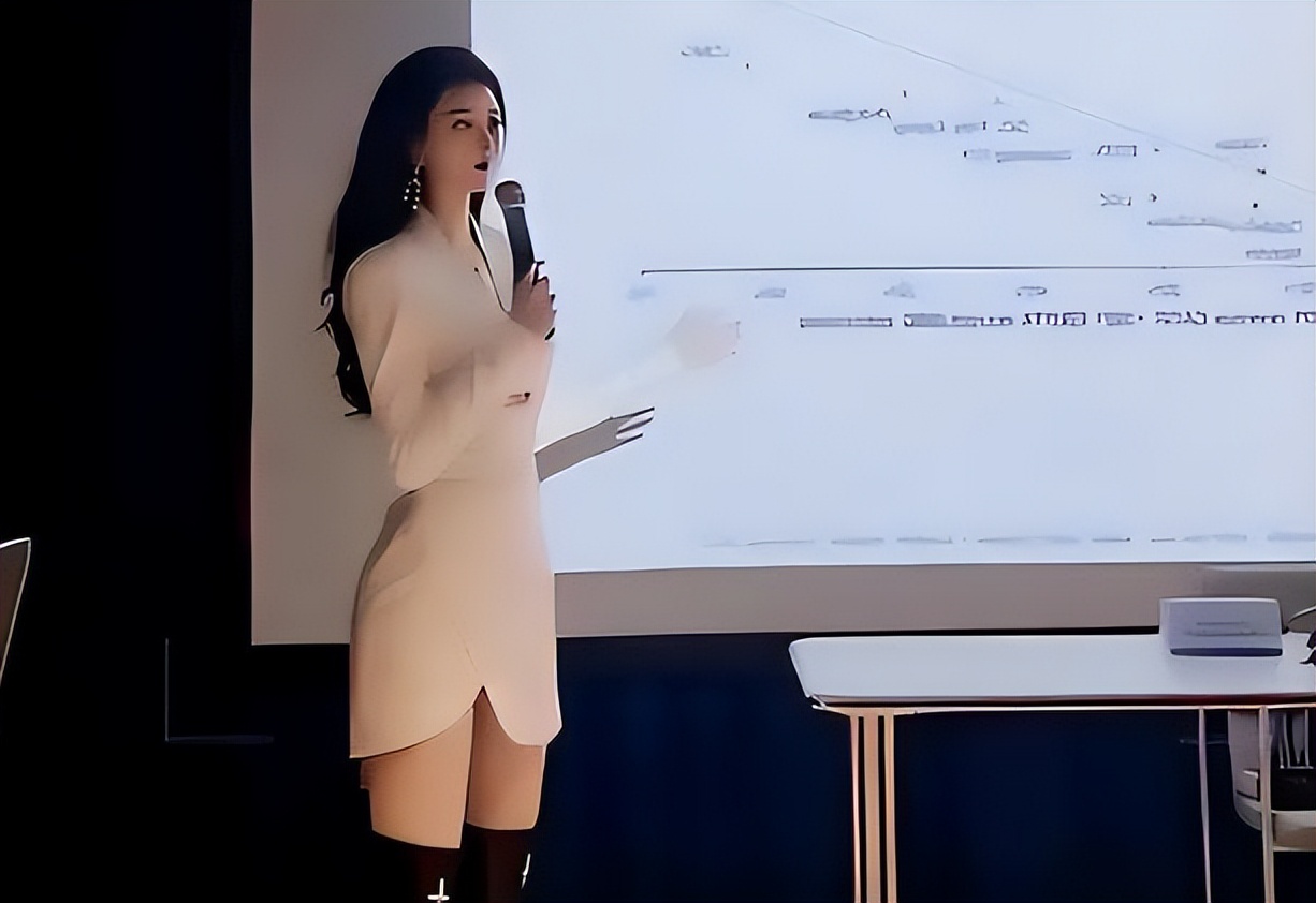 大学女教师因长相火了，“黄金比例脸”美艳动人，却有些不真实