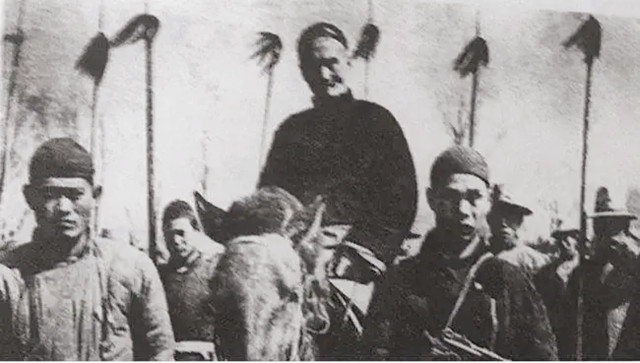 死相难看的日本将军，夜里遇到我军突袭，小兵从屁股处把将军捅死