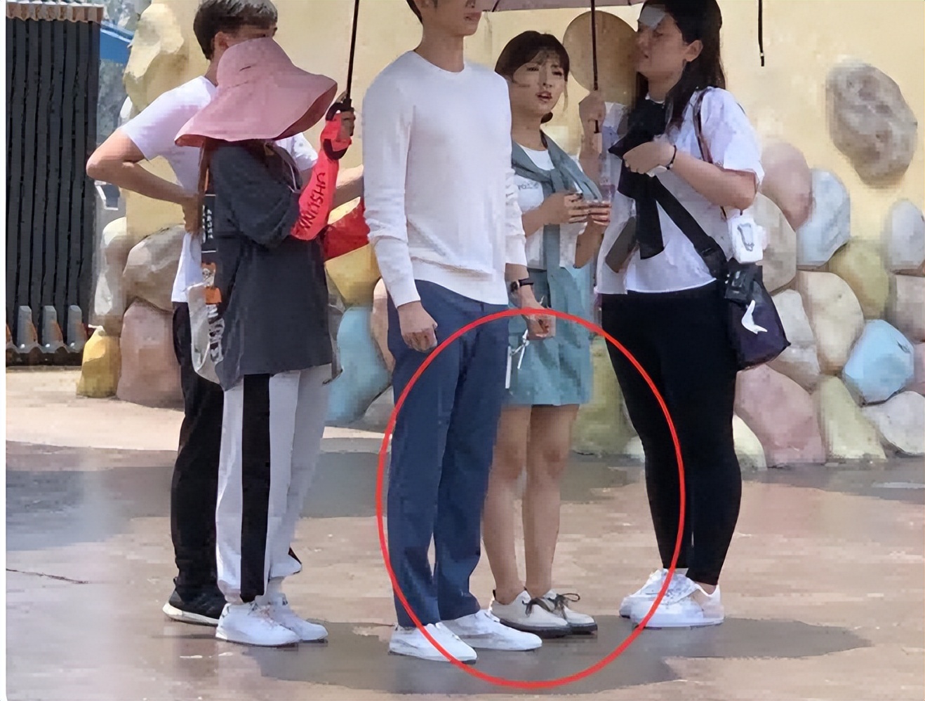 痘痘脸、赘肉、五五分！生图里的女星，让我看见了人间真实