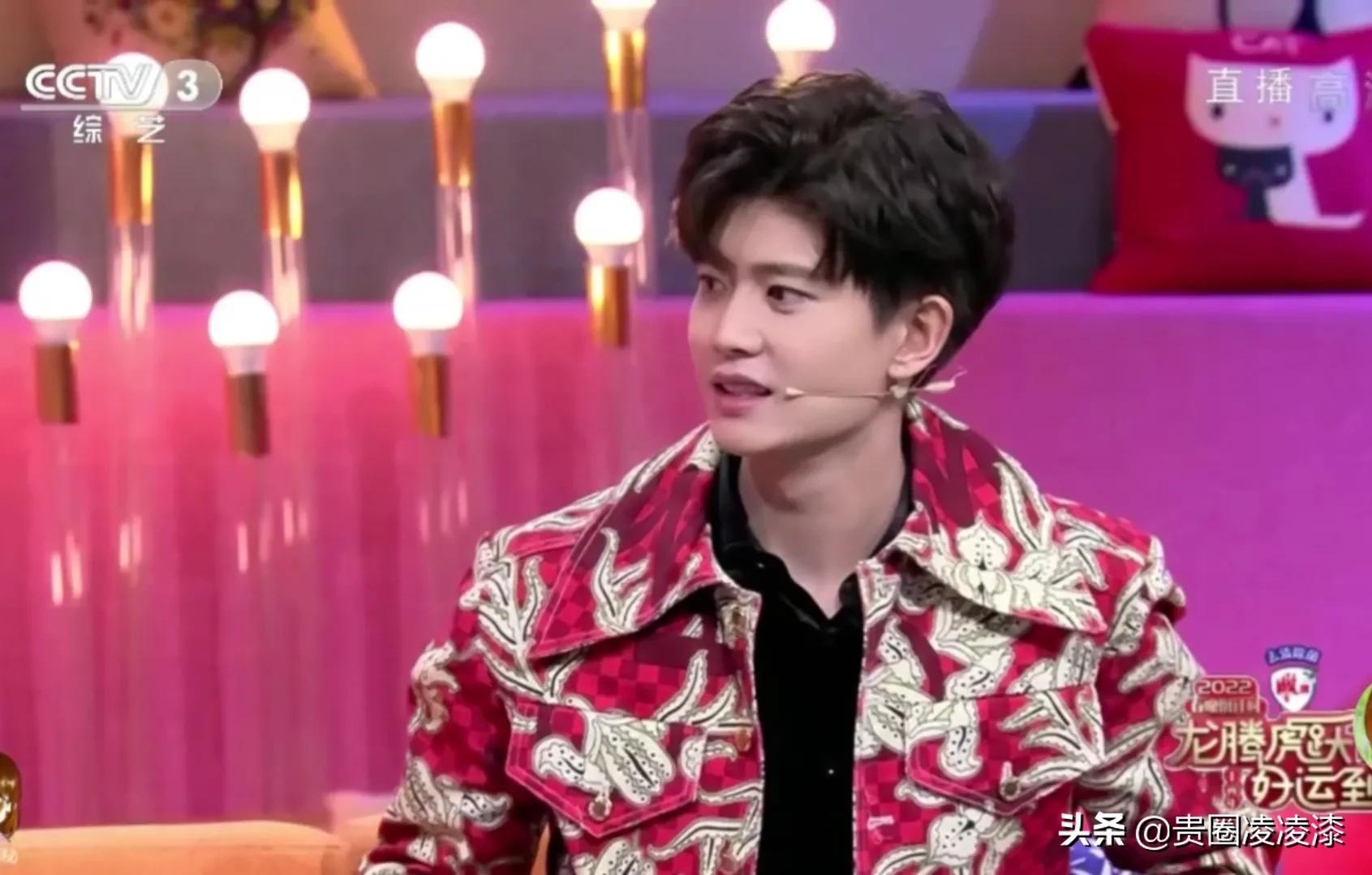 王源客串春晚倒计时主持人！网友：考个主持人证吧