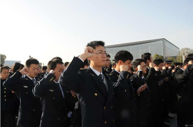 大学生专业不同，适合考取的公务员也差别明显，大学生要有数