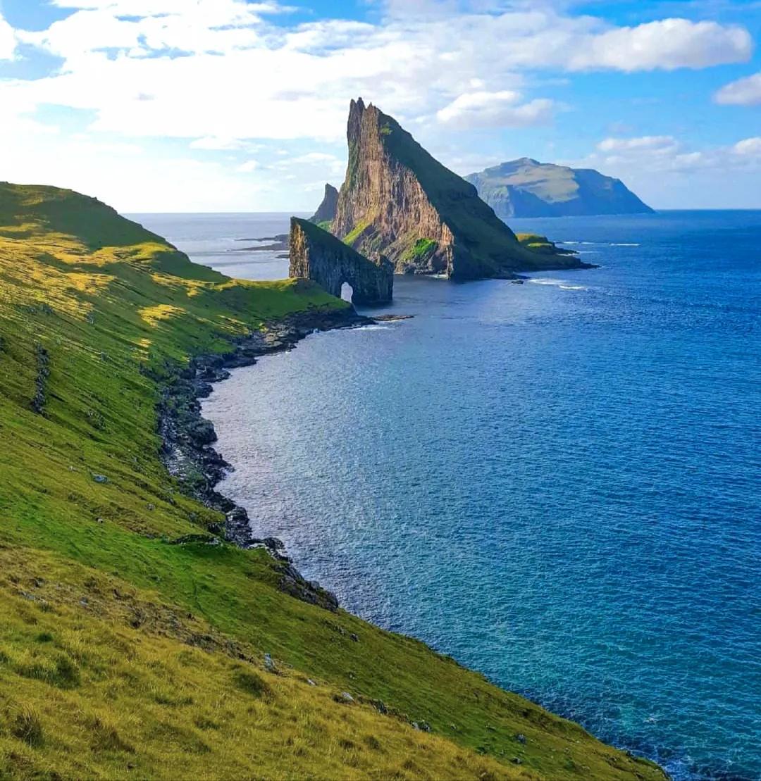 丹麦的法罗群岛在挪威和冰岛之间,有4.8万人,岛上的羊比人多